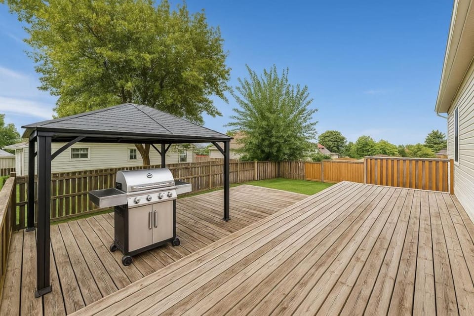 Bright 6BR Near Niagara Falls with BBQ Yard House in Saint Catharines