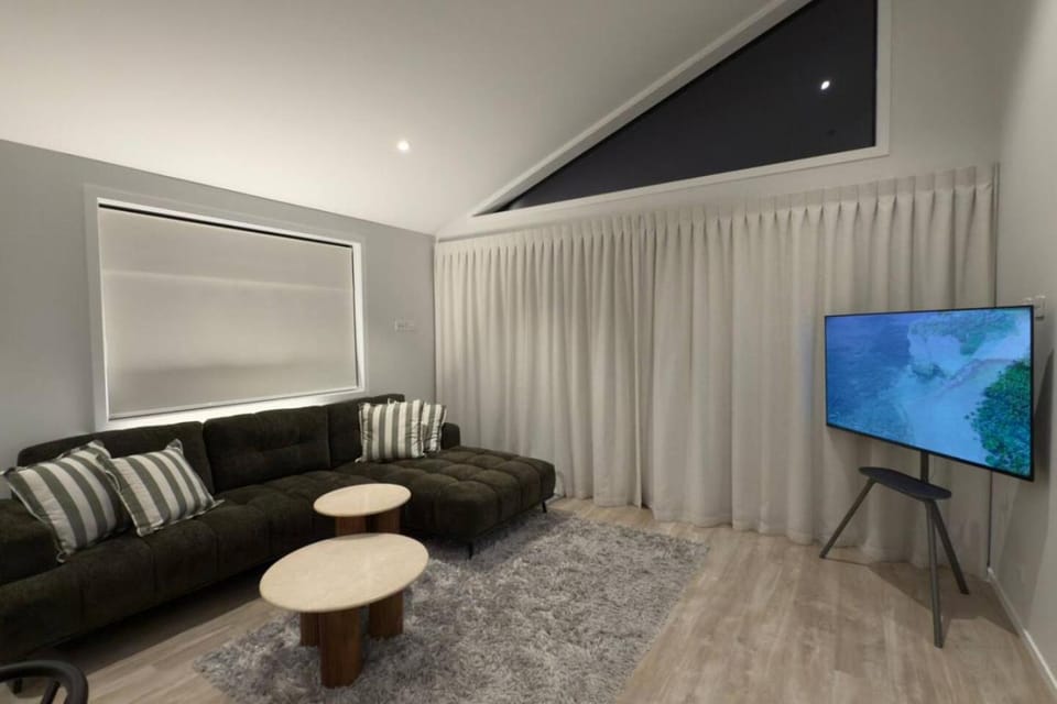 Wakatipu Whispers - 7-nights stay saving House in Otago