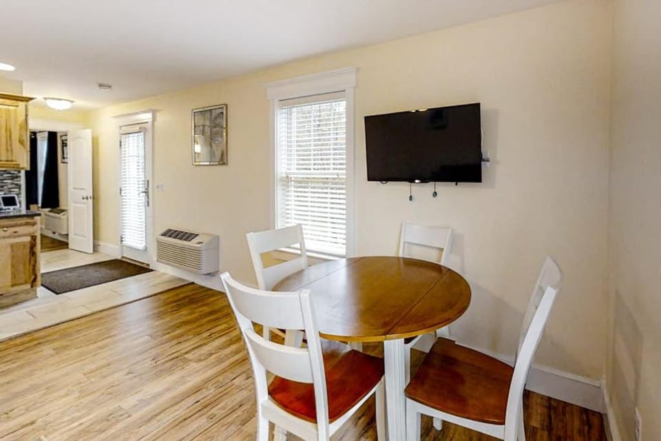 TV and multimedia, Kitchen or kitchenette, Seating area, Dining area