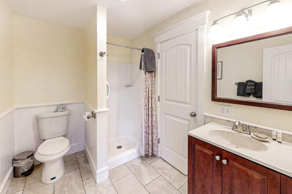 Shower, Toilet, Bathroom, towels