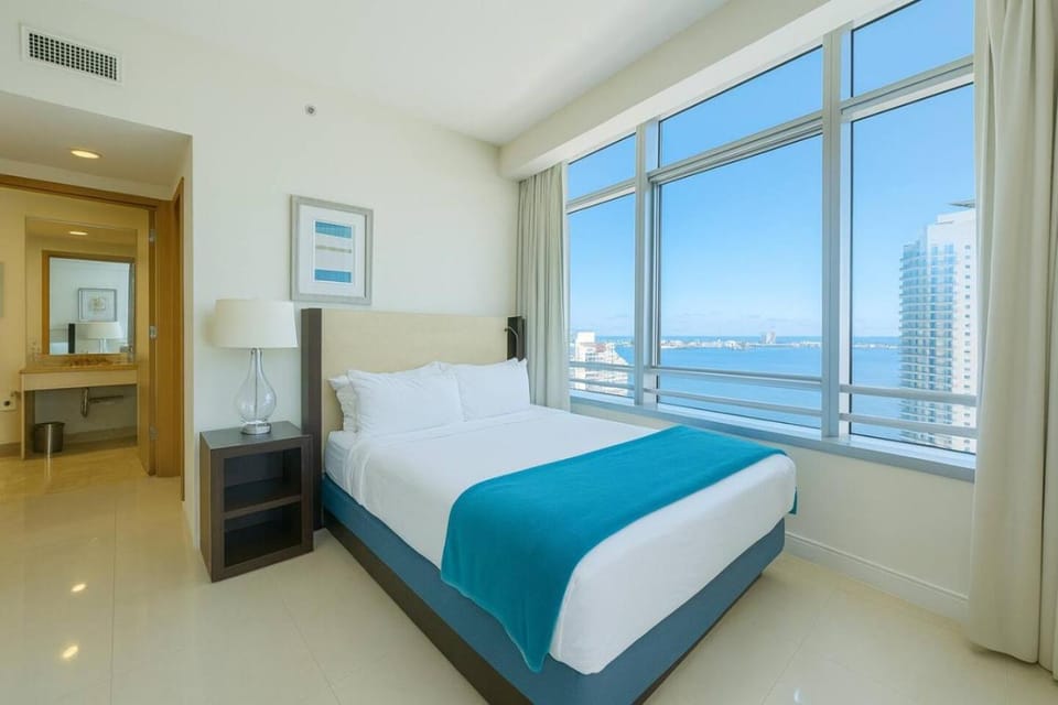 AKA Hotel Stunning Views w- Free parking Apartment in Brickell