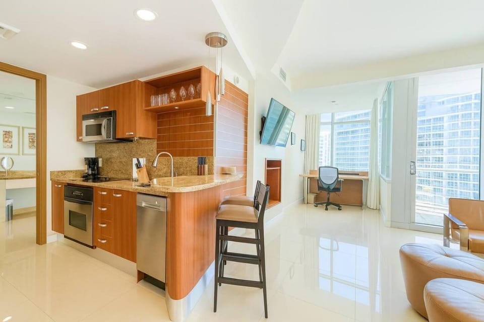 AKA Hotel Stunning Views w- Free parking Apartment in Brickell