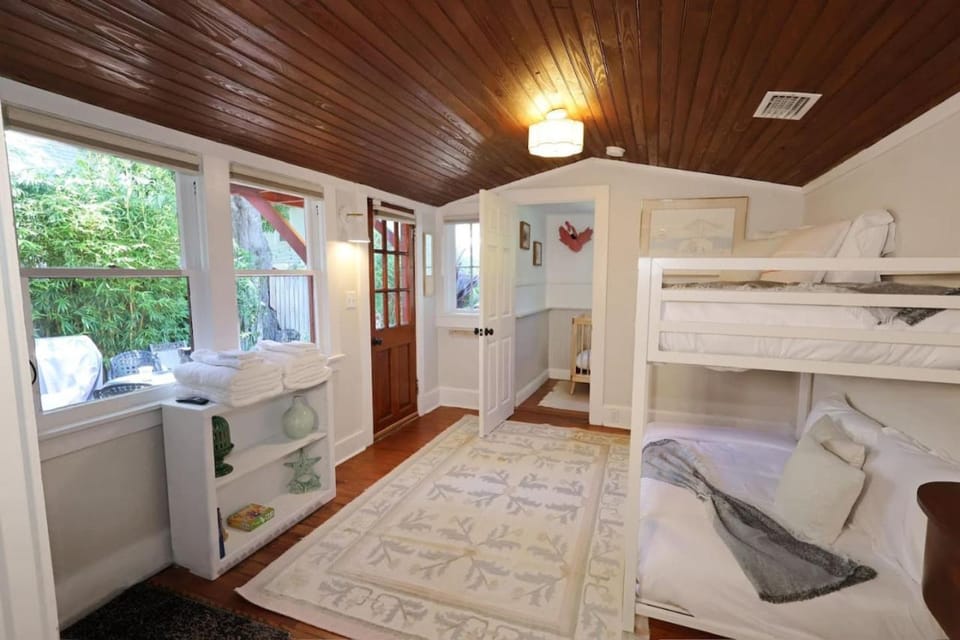 Bedroom, bunk bed