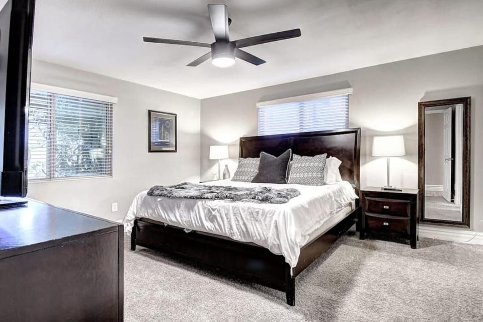 9 Large Bedrooms Private Pool Pool Table House in Phoenix