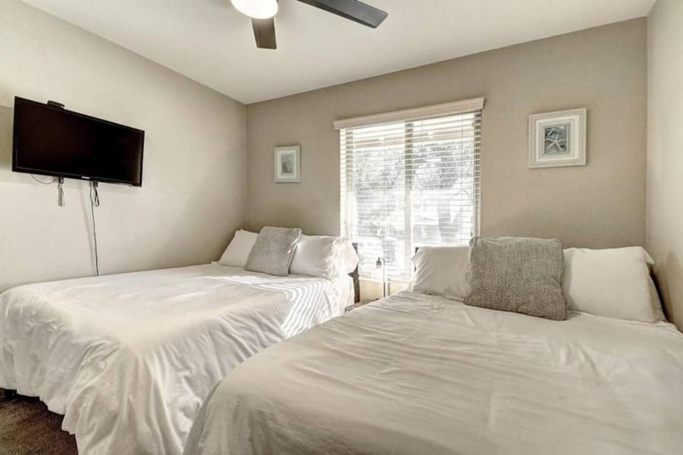 6 Large Bedrooms Billiards Hot Tub House in Phoenix
