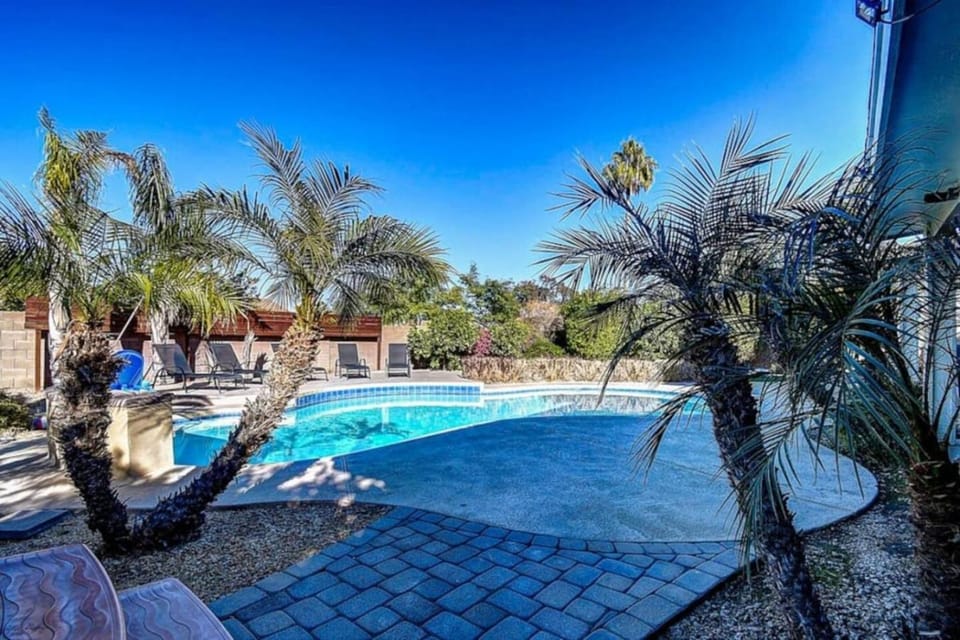 6 Large Bedrooms Billiards Hot Tub House in Phoenix