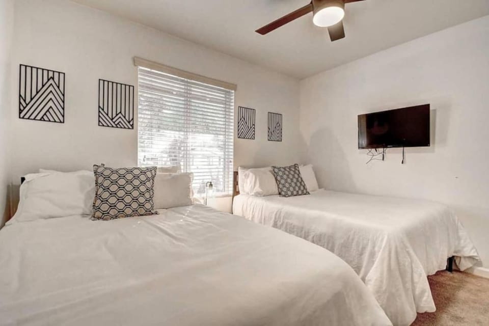 6 Large Bedrooms Billiards Hot Tub House in Phoenix