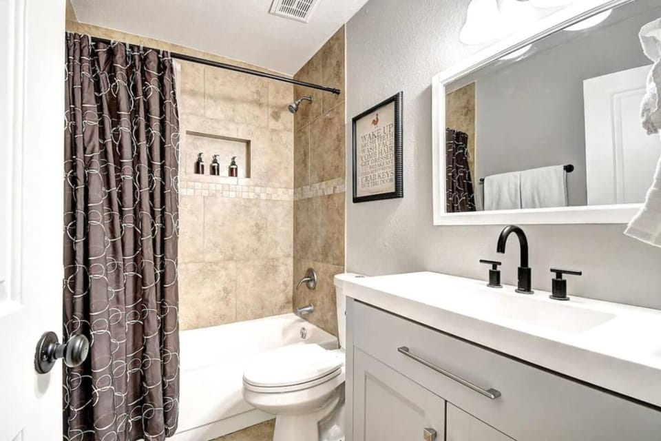 8 Large Bedrooms Hot Tub Game Lounge House in Phoenix