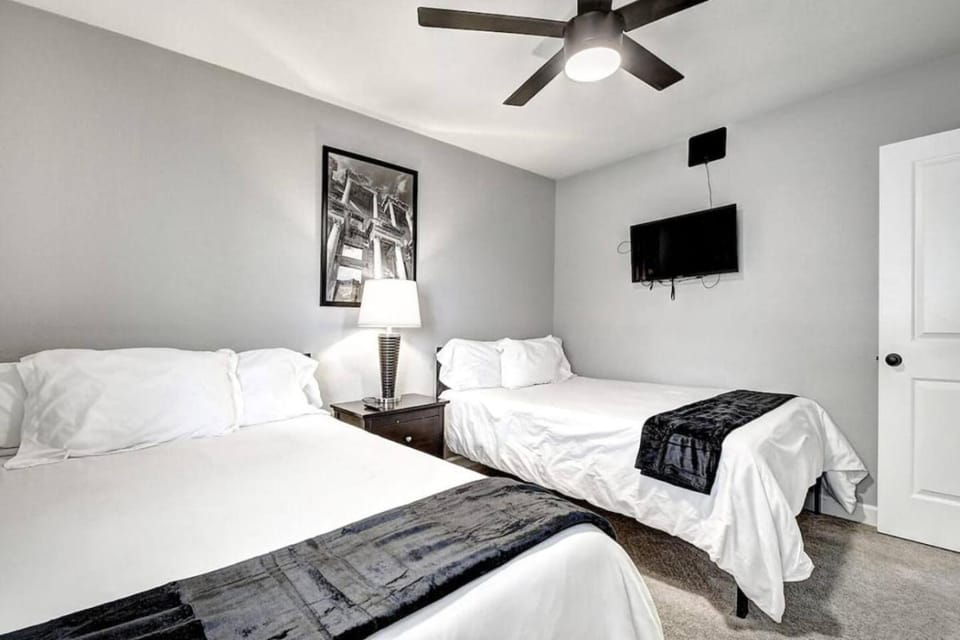 8 Large Bedrooms Hot Tub Game Lounge House in Phoenix