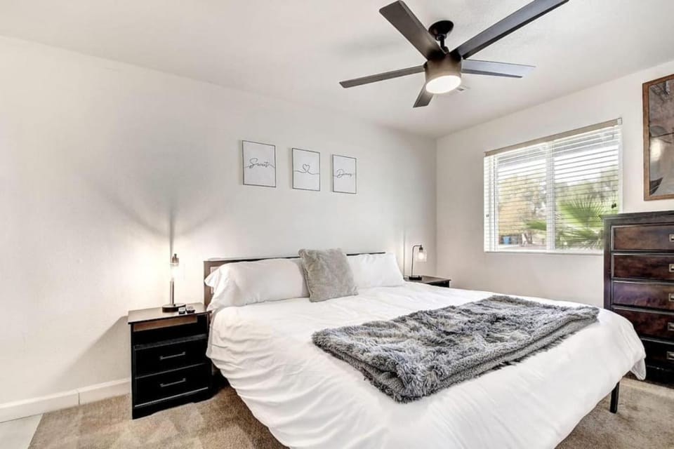 8 Large Bedrooms Hot Tub Game Lounge House in Phoenix