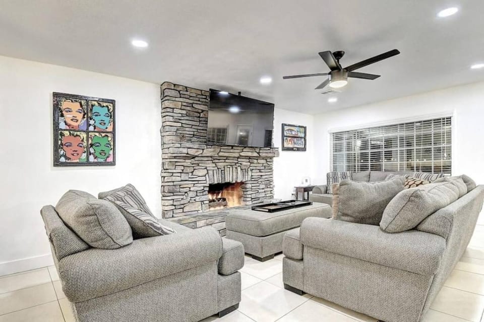 9 Large Bedrooms Game Lounge Fire Pit House in Phoenix