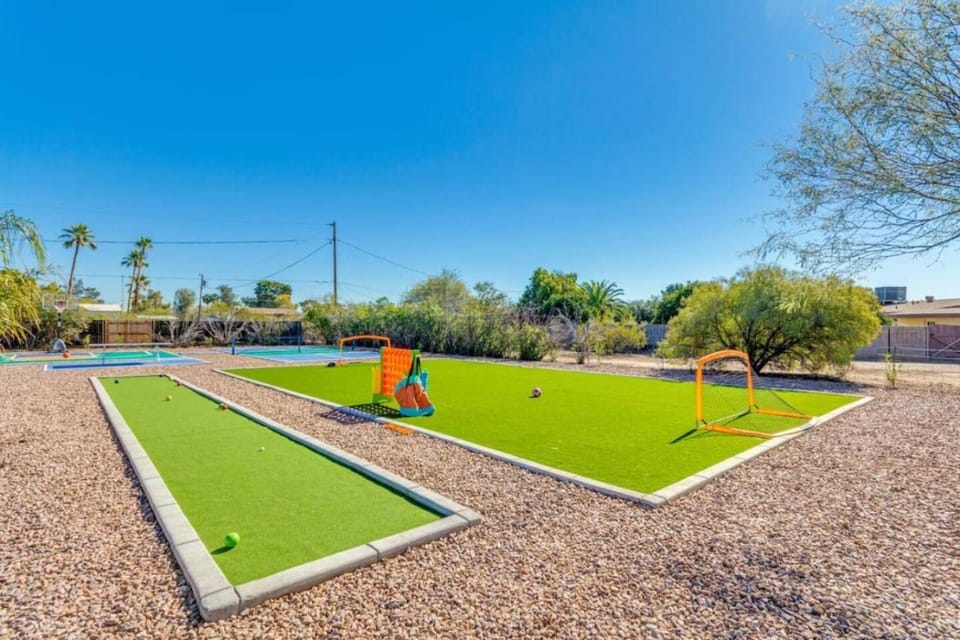 6 Bedrooms Sport Court Hot Tub House in Scottsdale