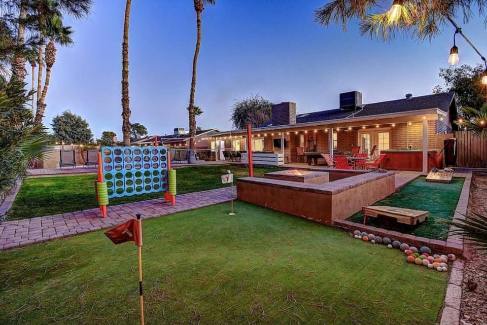 8 Large Bedrooms Billiards Firepit House in Phoenix