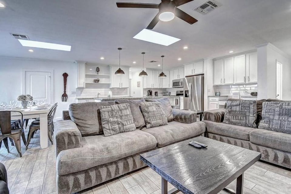 8 Large Bedrooms Billiards Firepit House in Phoenix