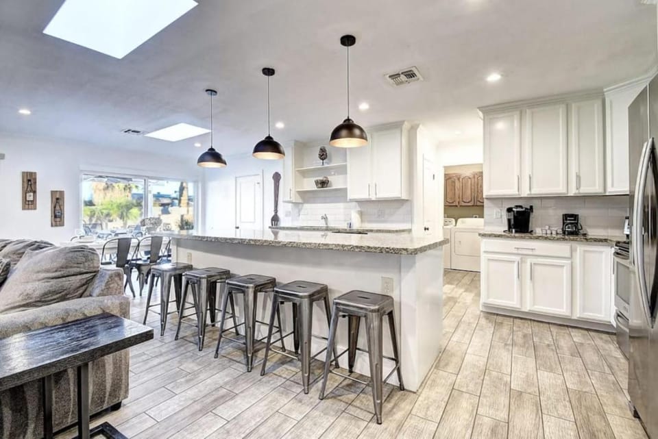 8 Large Bedrooms Billiards Firepit House in Phoenix