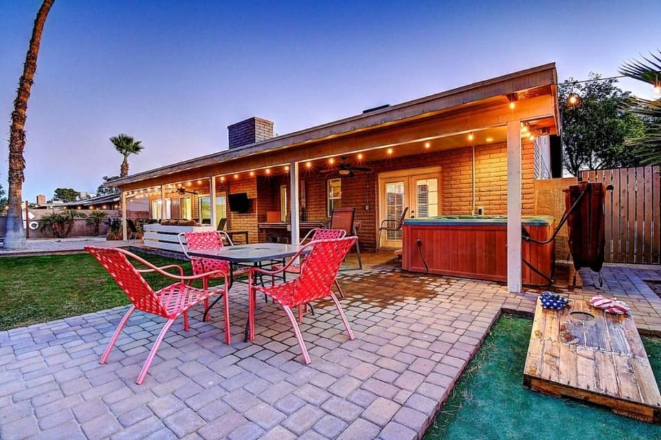 8 Large Bedrooms Billiards Firepit House in Phoenix