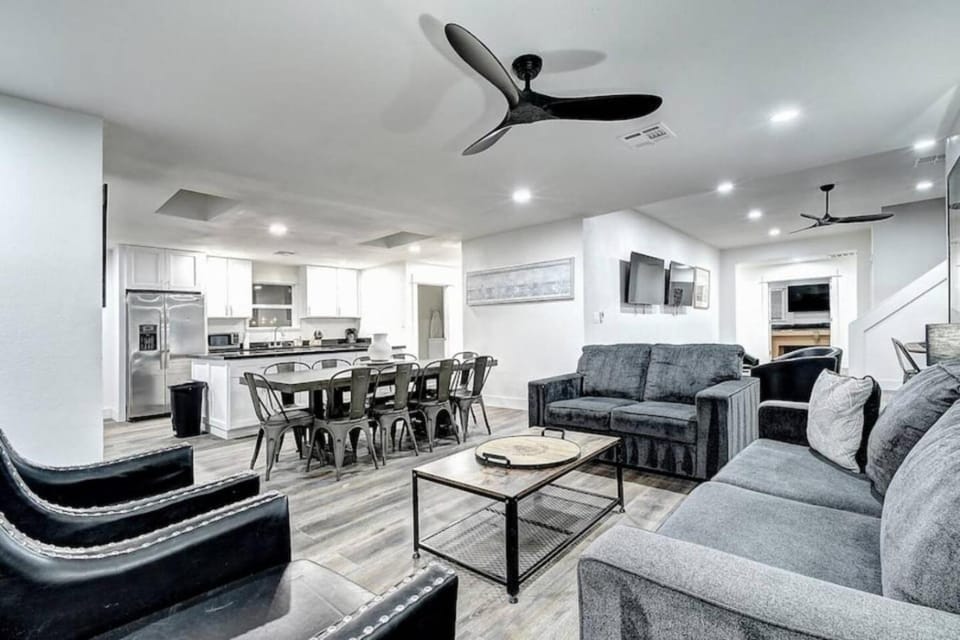 12 Large Bedrooms Waterfall Game Lounge House in Phoenix