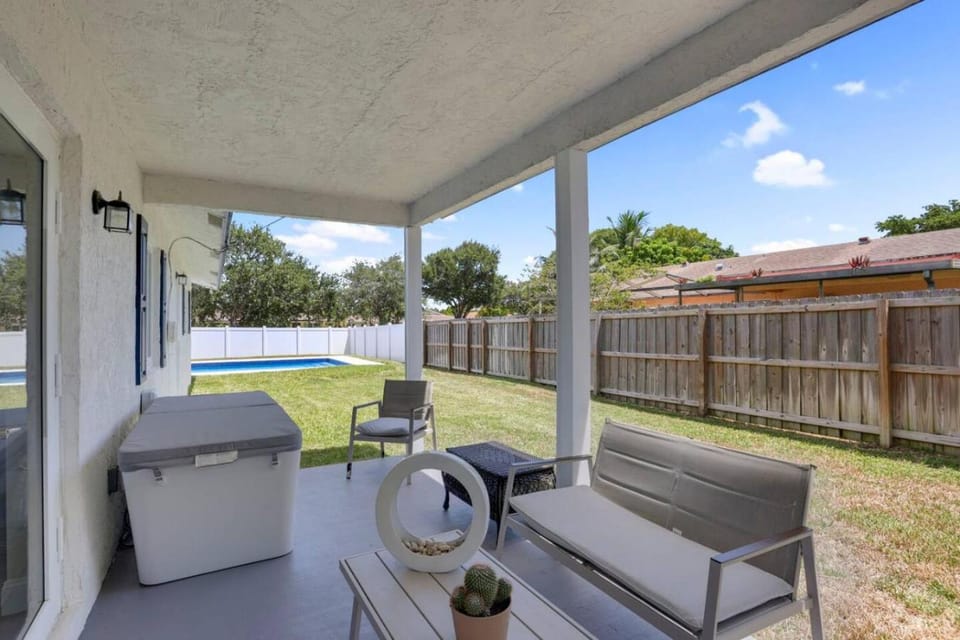 Delray Oasis Pool Hot Tub House in Delray Beach