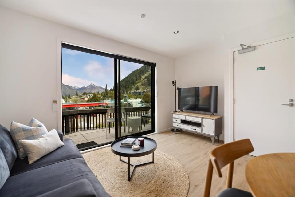 Modern Queenstown Apartment - walk to town Apartment in Queenstown