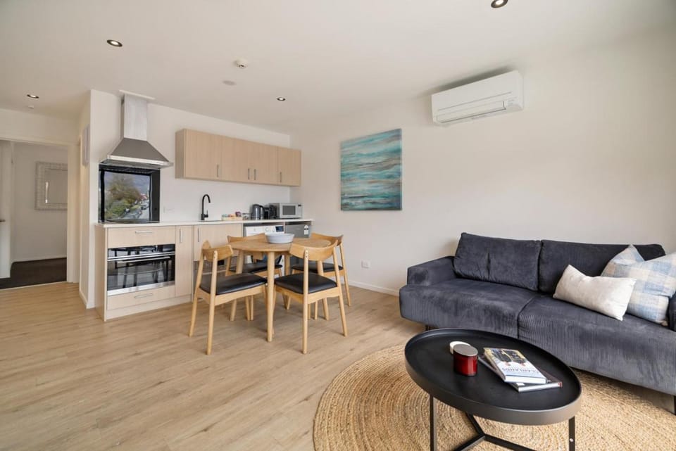 Modern Queenstown Apartment - walk to town Apartment in Queenstown
