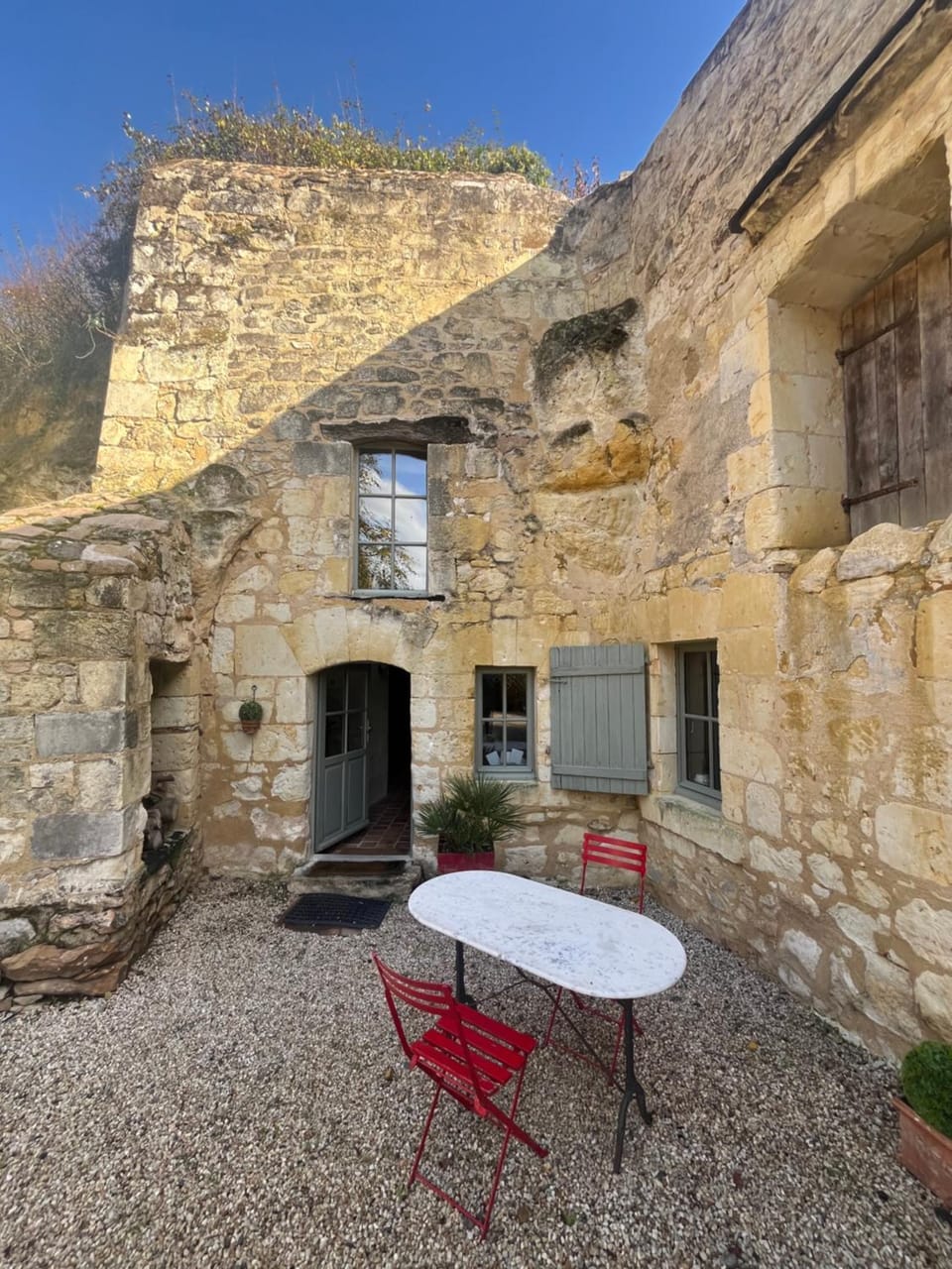 Property building, Patio, Facade/entrance, Dining area, Landmark view