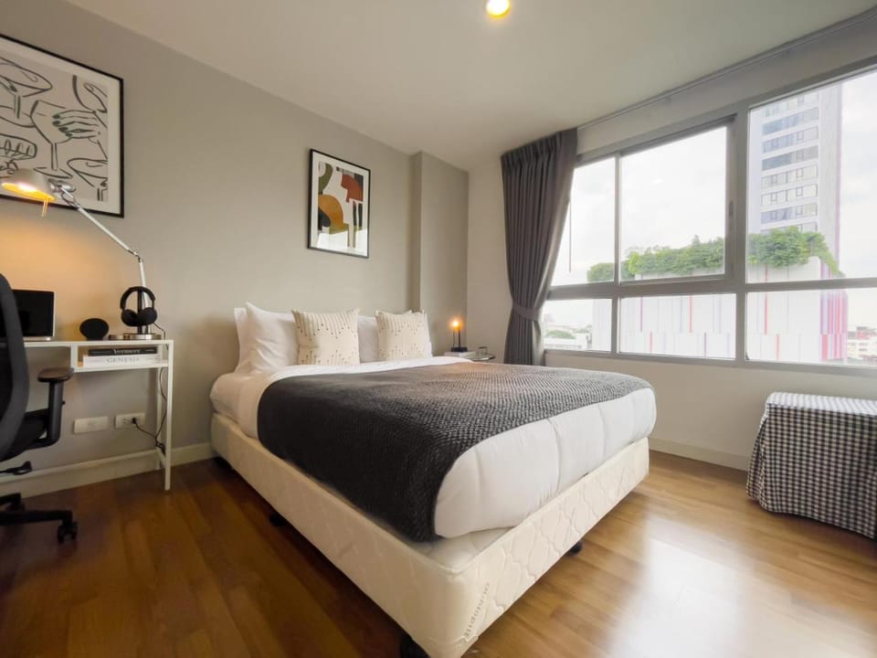 Near BTS l Fully Furnished l Pool and Gym Apartment in Bangkok