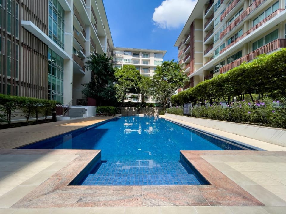 Near BTS l Fully Furnished l Pool and Gym Apartment in Bangkok