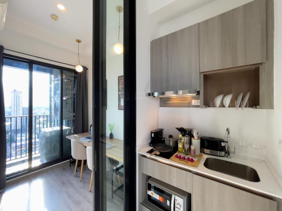 Near BTS l Central Sukhumvit l Pool and Sauna Apartment in Bangkok