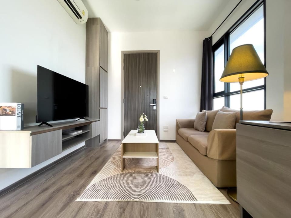 Near BTS l Central Sukhumvit l Pool and Sauna Apartment in Bangkok