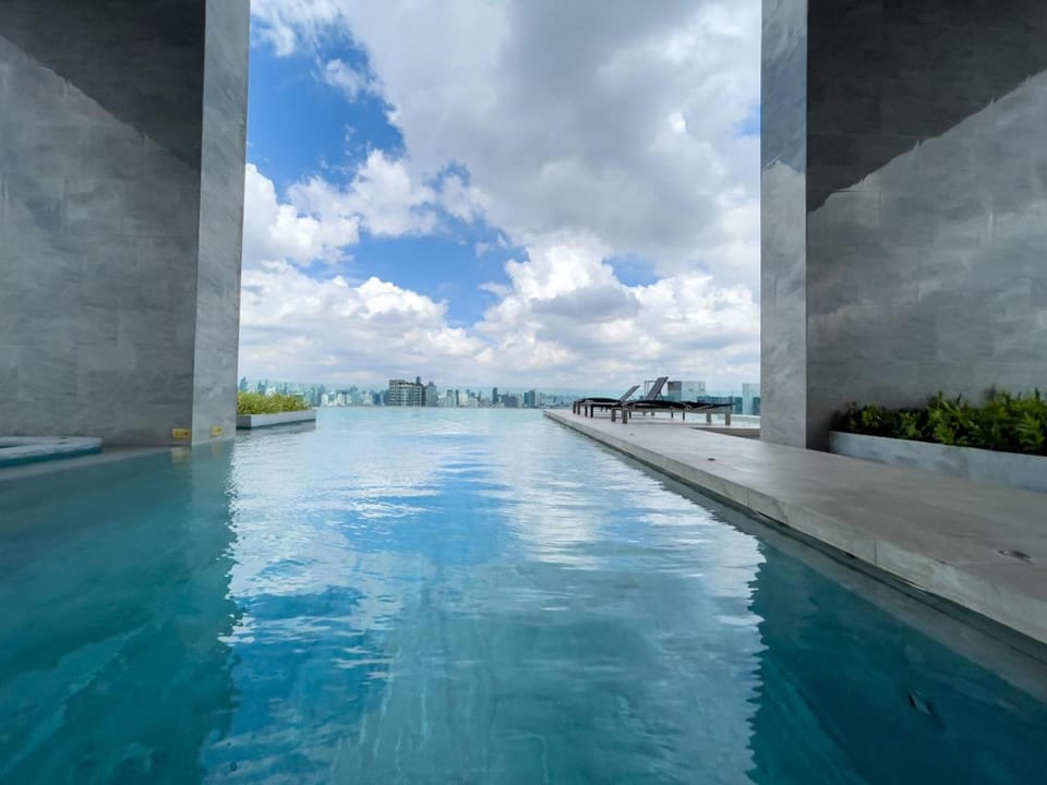 Near BTS l Central Sukhumvit l Pool and Sauna Apartment in Bangkok