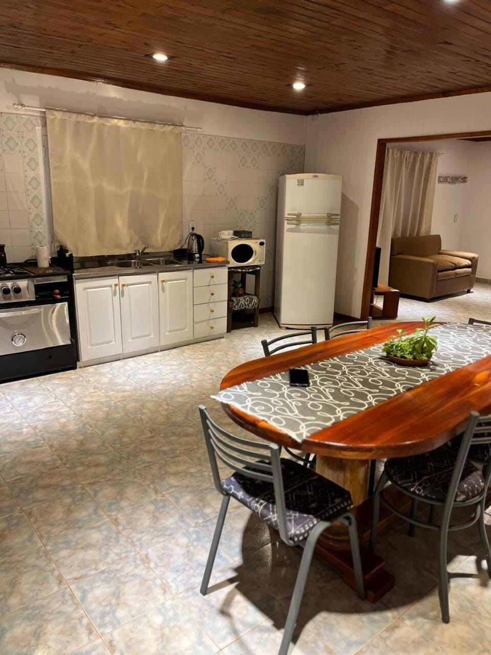 Kitchen or kitchenette, Dining area, oven