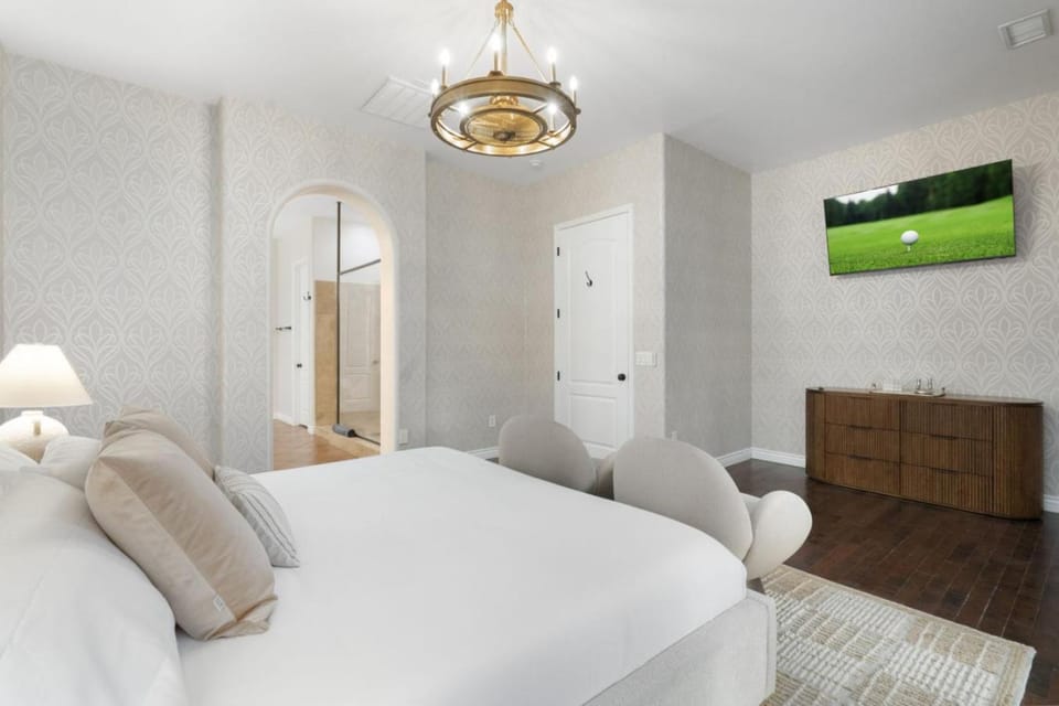 Bed, TV and multimedia, Living room, Photo of the whole room, Seating area, Bedroom, wardrobe