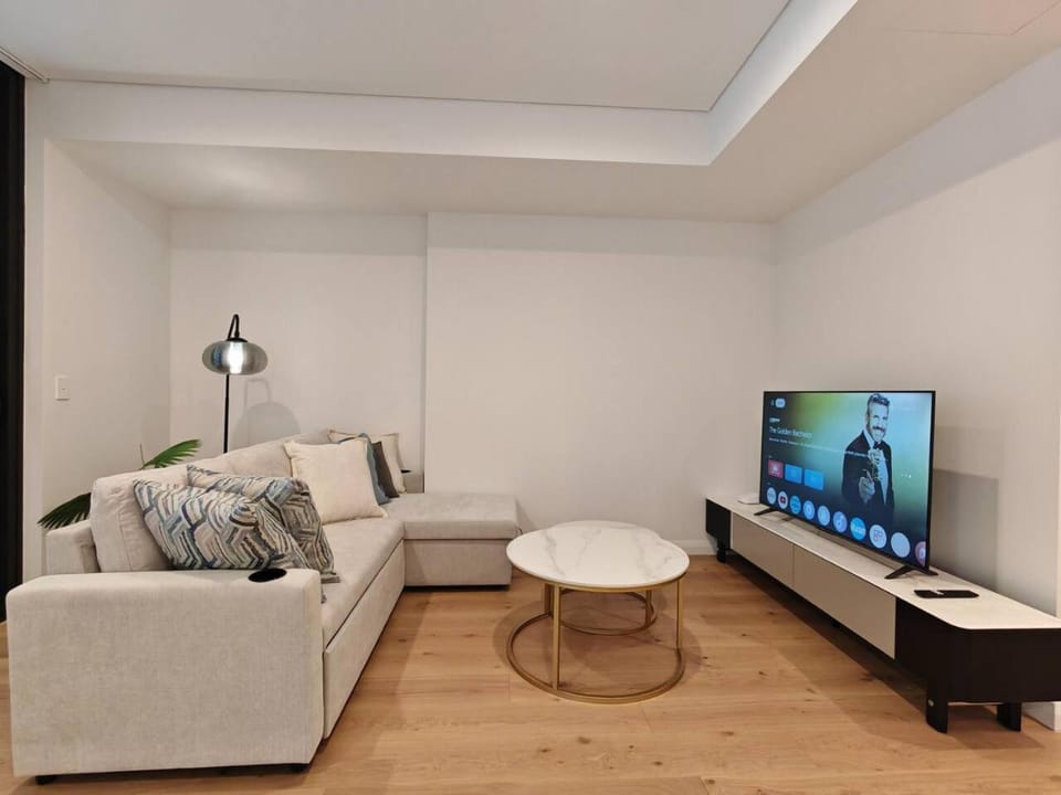Communal lounge/ TV room, TV and multimedia, Living room, Seating area, Evening entertainment