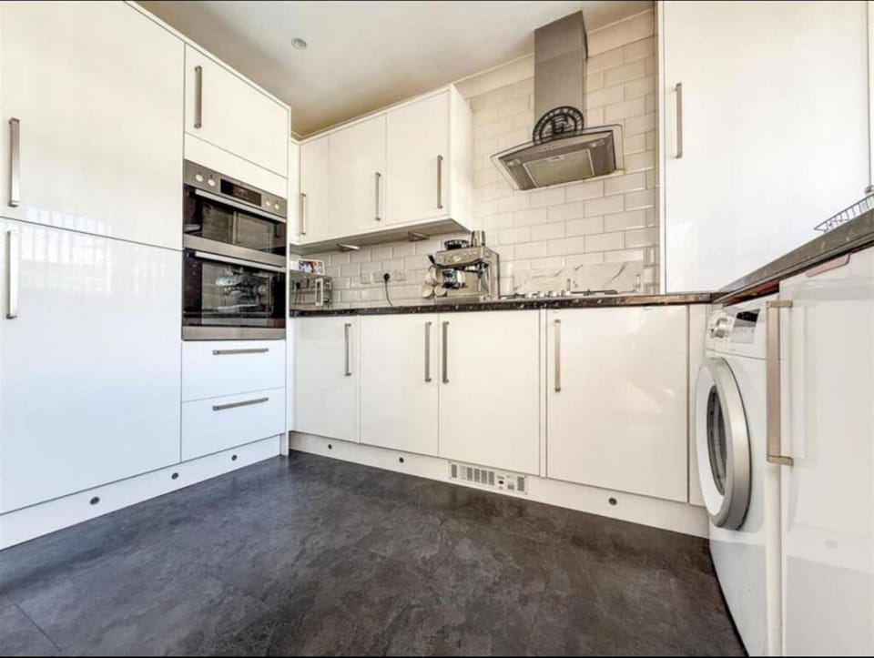 Portchester Stay – Spacious 3-Bed Chalet Bungalow with Garden and Parking House in Portsmouth