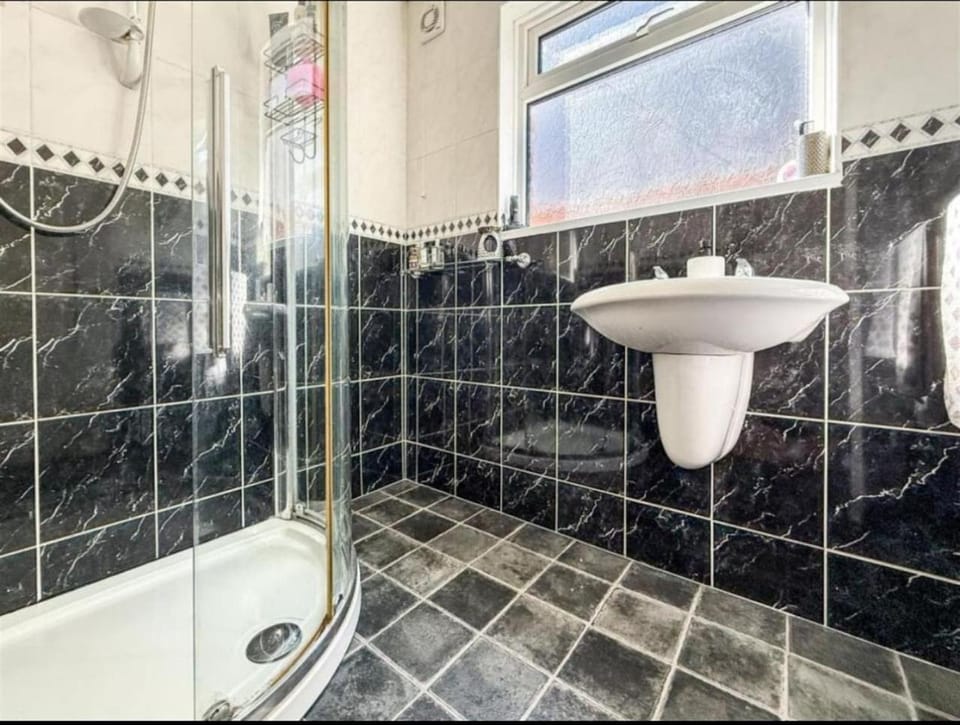 Portchester Stay – Spacious 3-Bed Chalet Bungalow with Garden and Parking House in Portsmouth