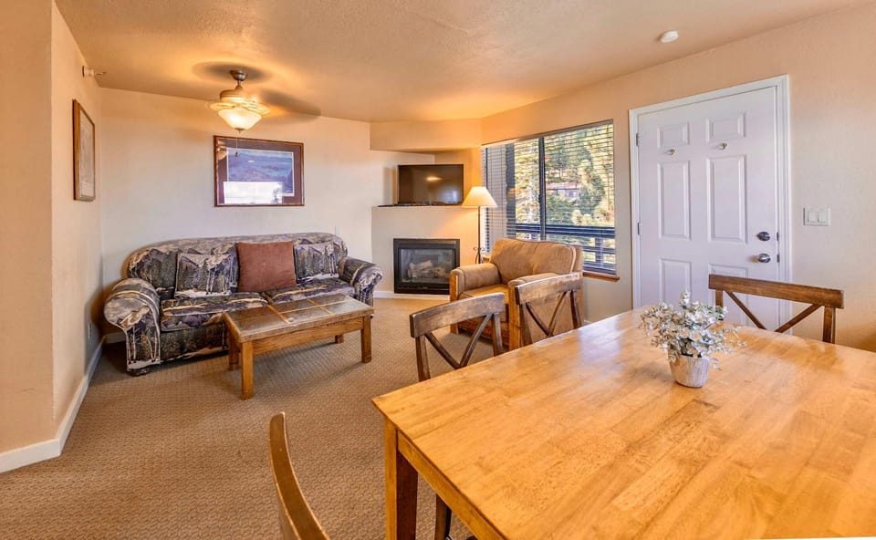 Galaxy Way Close to Stagecoach Chair Apartment in Kingsbury