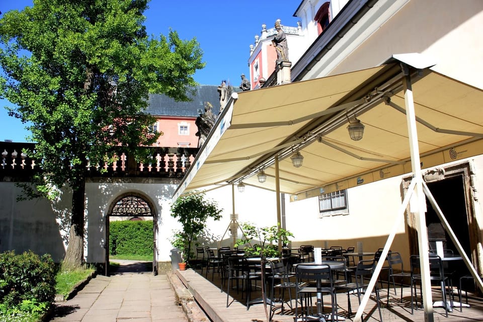 Restaurant/places to eat, Area and facilities, Entertainment
