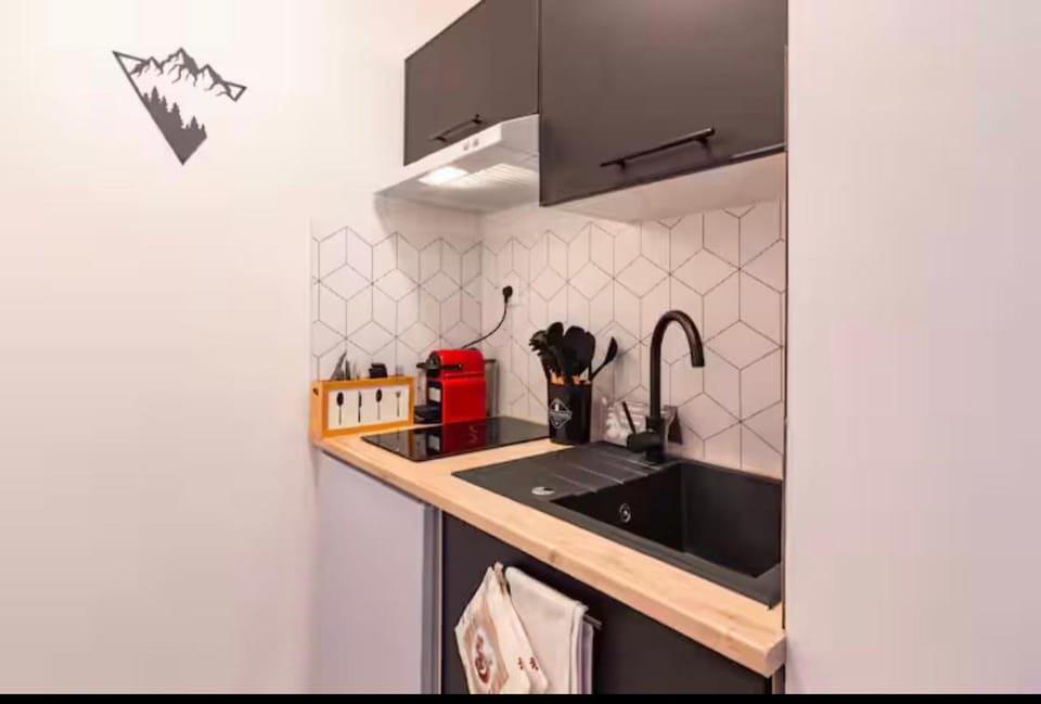 Hotel Le Grillon- studio numéro 11 premier étage ou T2 numéro 9 rez-de-chaussée Apartment in Catalonia