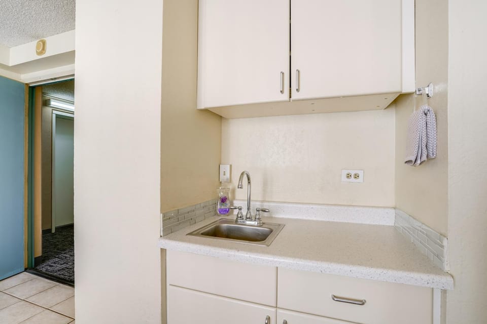 Waikiki Beach Inn on the Park Studio Apartment in McCully-Moiliili