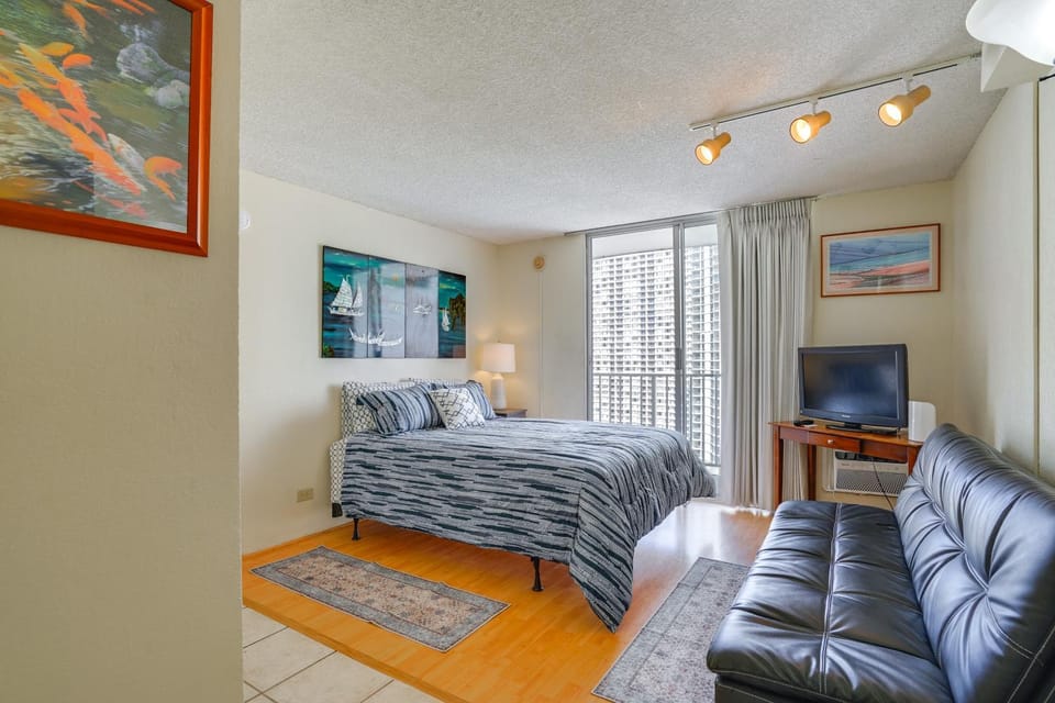 Waikiki Beach Inn on the Park Studio Apartment in McCully-Moiliili