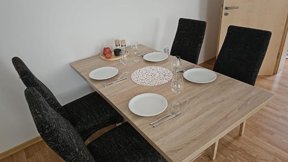 Dining area, Food