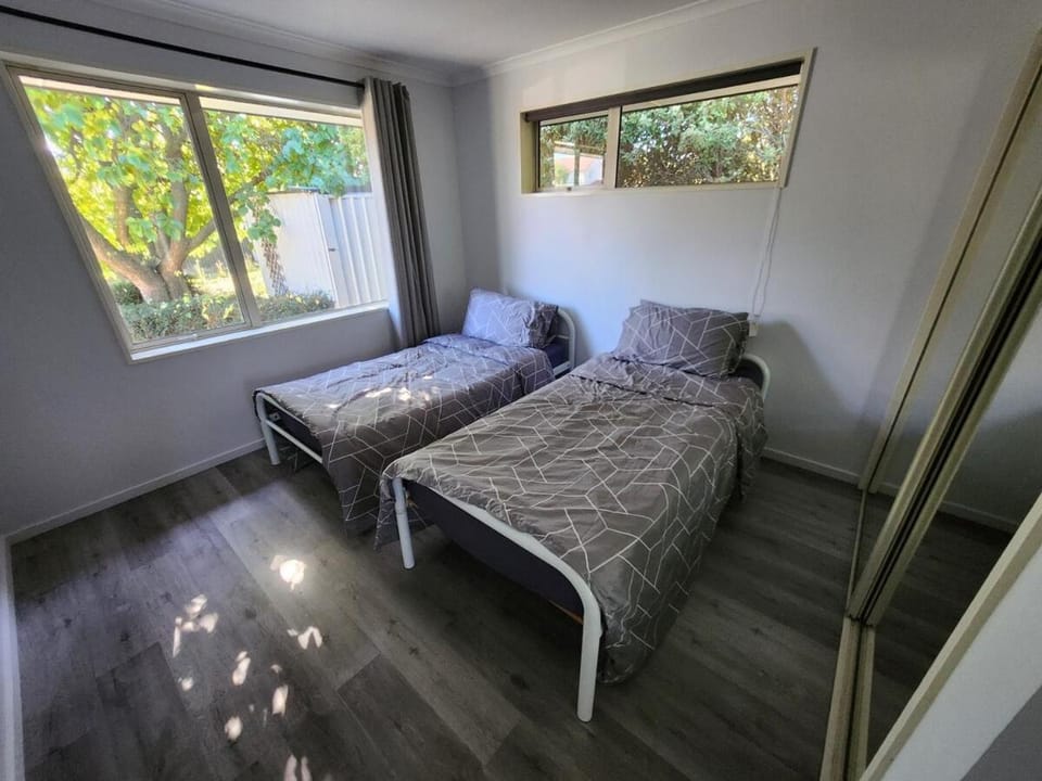 2 bedroom whole house 1 Queen 2 Single bed House in Otago