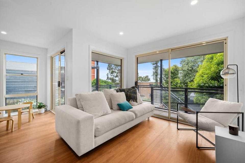 Bondi Beach Views Spacious 4BR Bondi Home House in Sydney