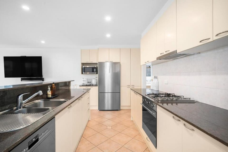 Bondi Beach Views Spacious 4BR Bondi Home House in Sydney