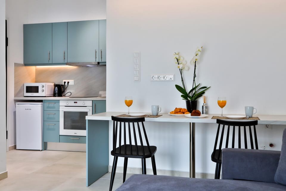 Kitchen or kitchenette, Dining area, oven