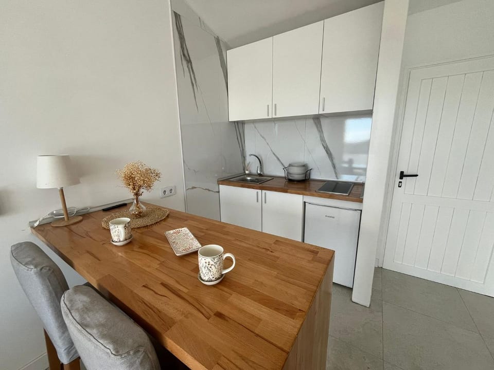 Kitchen or kitchenette, Dining area, stove