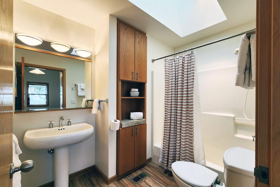 Walk to Everything! Hot Tub! Shorepine Haven House in Yachats