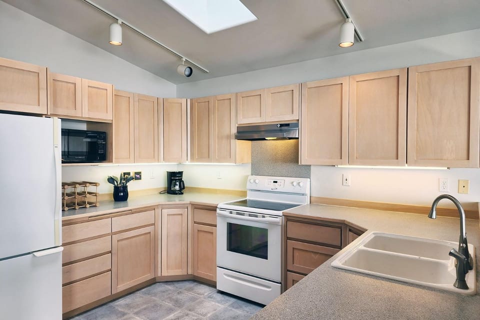 Oceanfront Views! Hot Tub! Starlit Shores House in Yachats