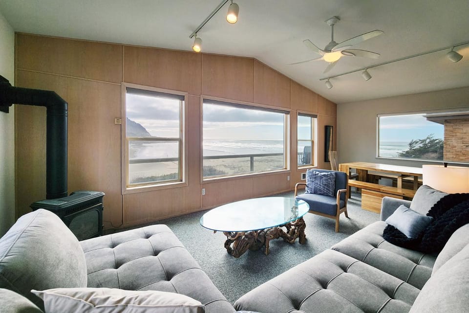 Oceanfront Views! Hot Tub! Starlit Shores House in Yachats