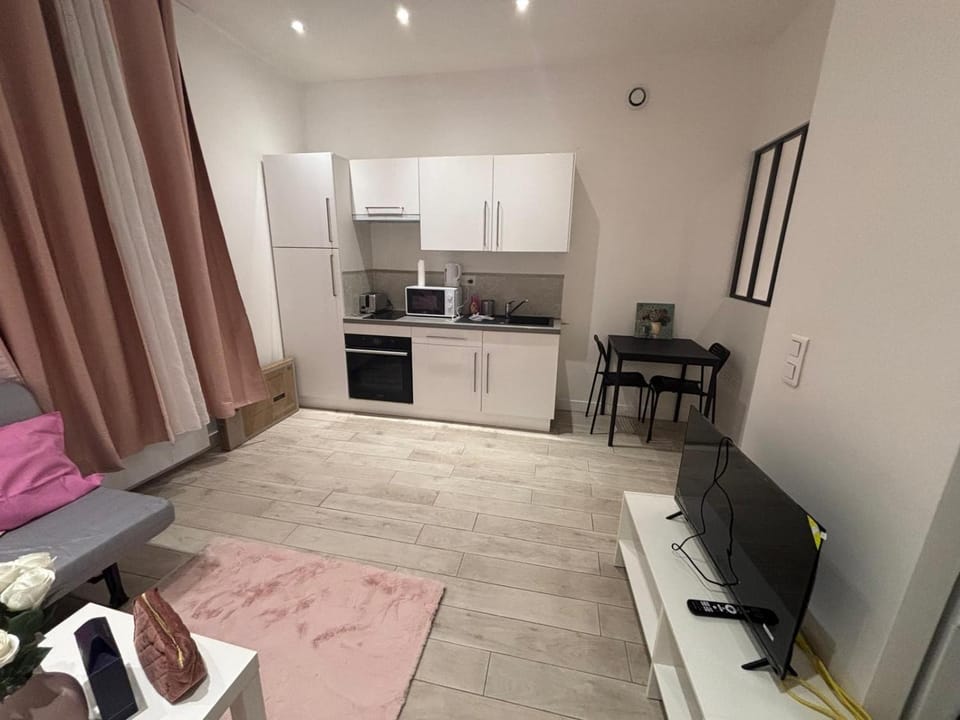 Communal lounge/ TV room, Bathroom, Living room